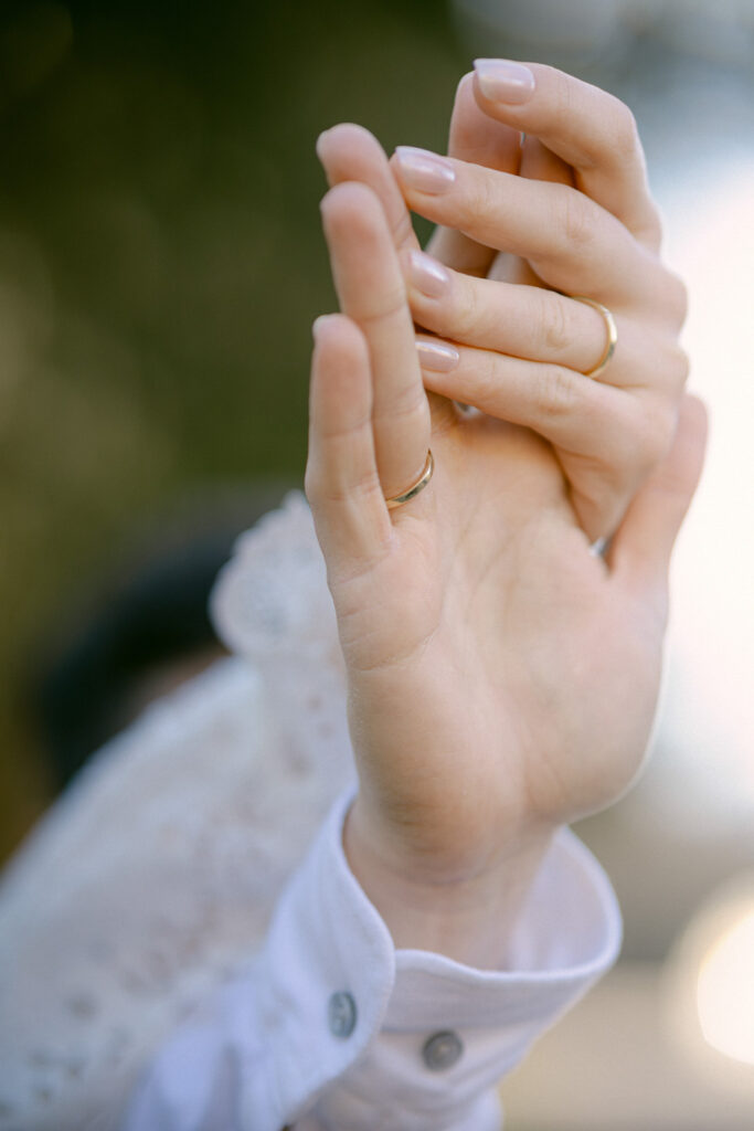 Zärtliche Hände des Brautpaares